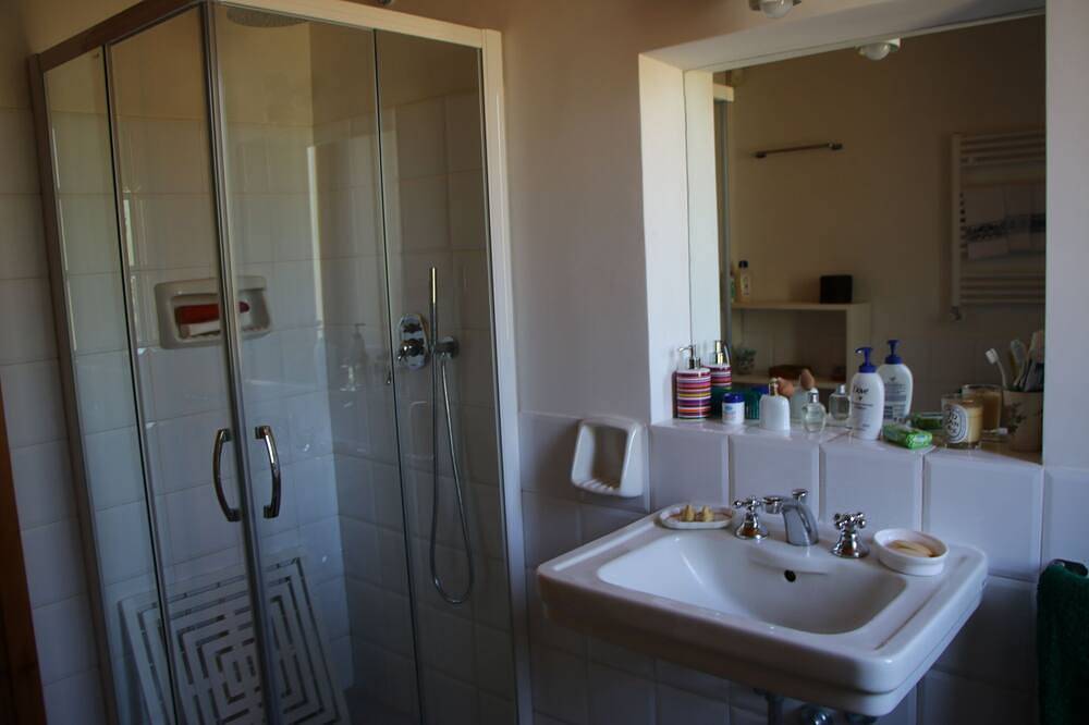 Cozy farmhouse nestled in the greenery of the sacred area of ancient Caere in Cerveteri, Provincia de Roma