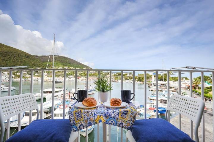 Casa vacanza per 6 persone, con balcone e panorama, adatto a famiglie con bambini a Ischia Porto