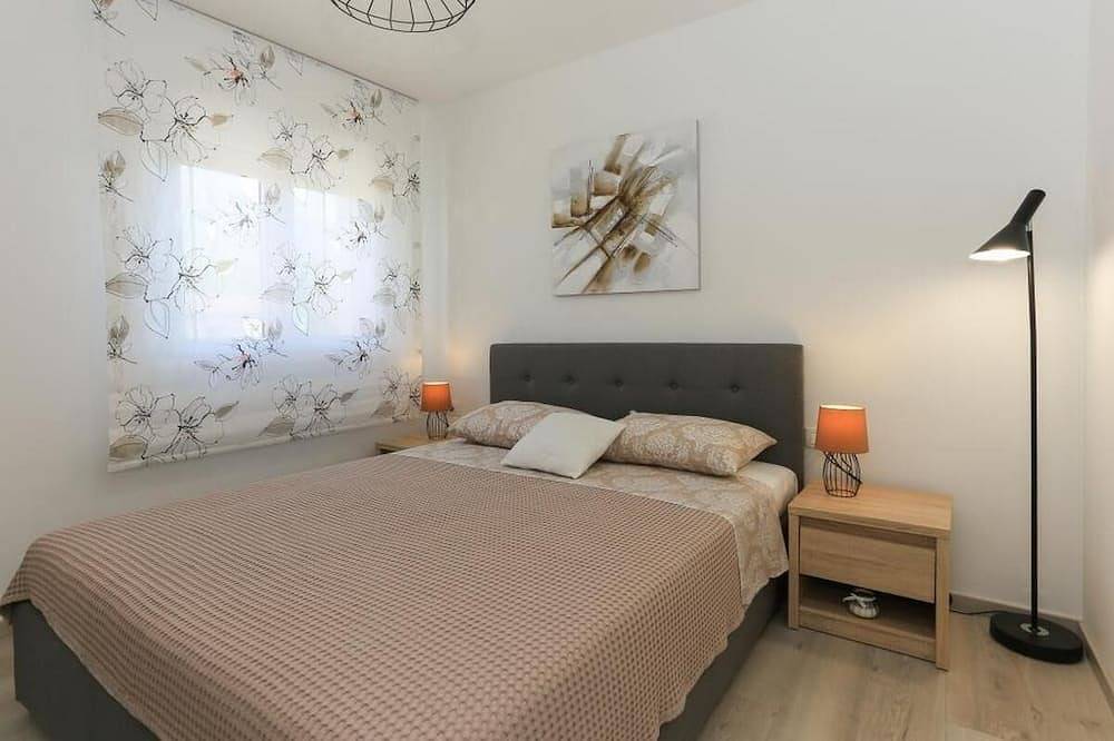 Ganze Wohnung, 3-Zimmer-Ferienwohnung mit Balkon und Meerblick Kastel Gomilica, Kastela (A-20245-a) in Kastel Gomilica, Kaštela