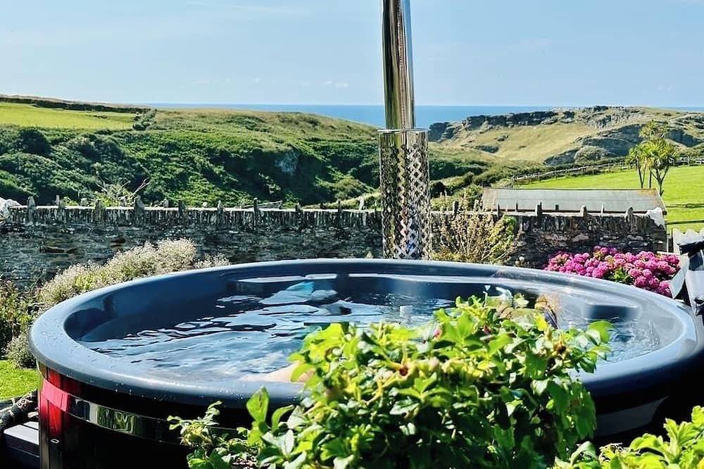 Sea views just yards from restaurants, pubs & shops. Sleeps 16-18, 8 x en-suite. in Tintagel, Pentire Point - Widemouth