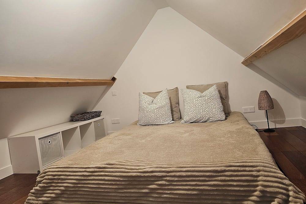 Poolhouse with Private Pool, Winter Garden & Garden – near Versailles & Paris in Neauphle-le-Château, Yvelines