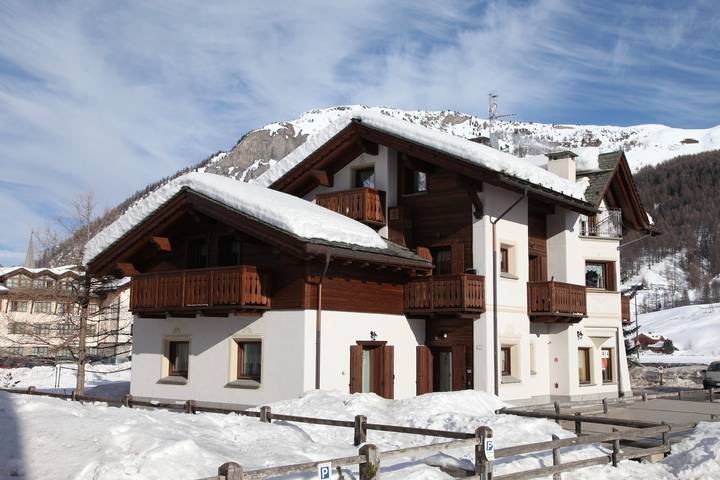 Hel lägenhet, Holiday Apartment "Arcobaleno Viola" with Mountain View, Wi-Fi & Garden in Livigno (Town), Livigno