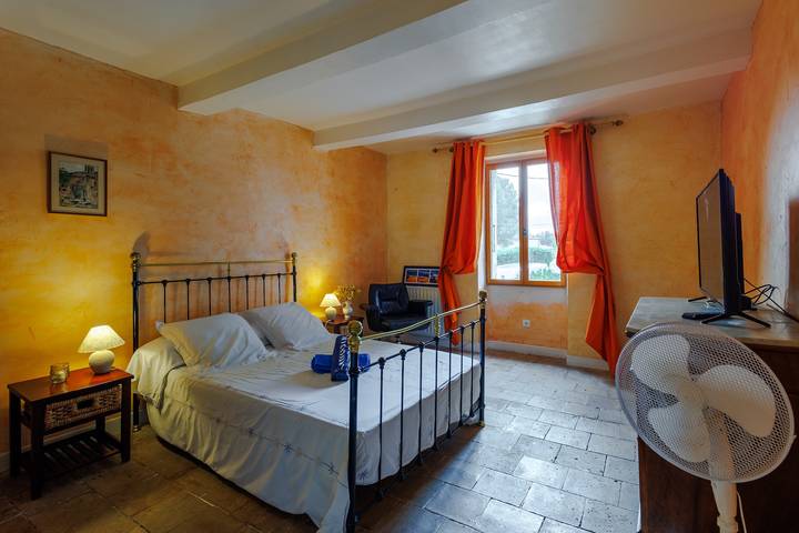 Location de vacances pour 10 personnes, avec terrasse ainsi que jardin et piscine à Vedène - 4