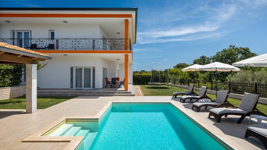 Villa für 8 Personen, mit Garten und Terrasse in Kaštel (Plovanija)