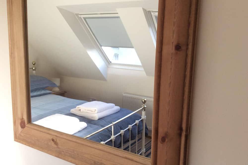 Rural location, surrounded by farmland, ancient green lanes, footpaths & woods. in Swansea region