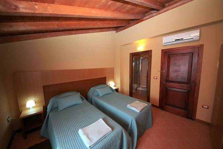 Villa con piscina: mare e campagna nelle splendide colline marchigiane in Mombaroccio, Valle del Metauro