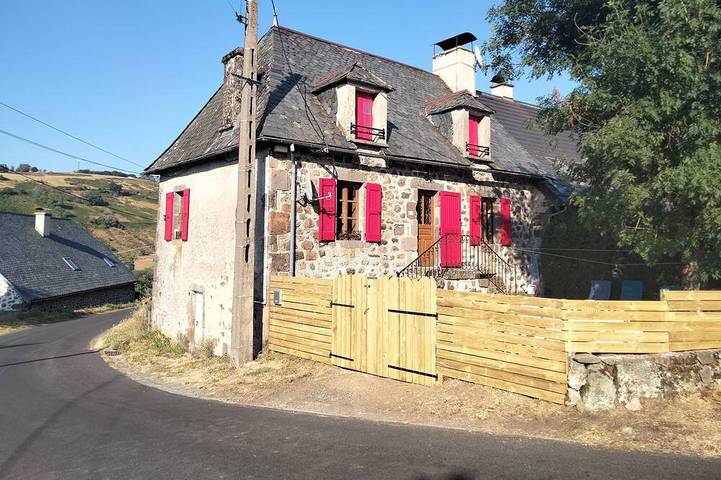 Location de vacances pour 8 personnes, avec Jardin à Saint-Projet-de-Salers