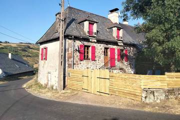 Gîte pour 8 personnes, avec jardin, animaux acceptés à Saint-Projet-de-Salers