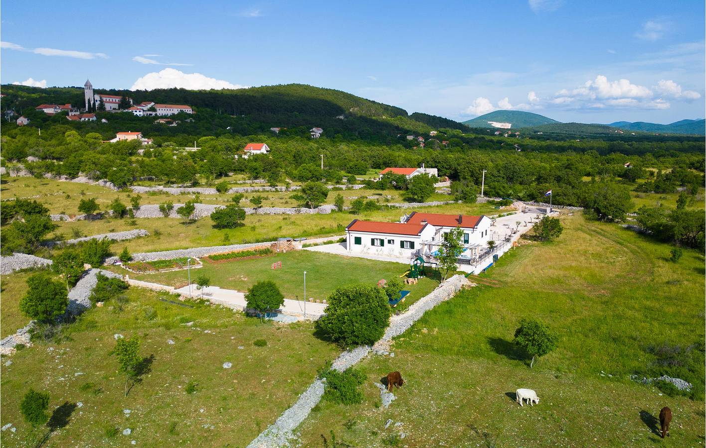Geräumige 150 m² große Wohnung mit beheiztem Pool und Terrasse – der perfekte Rückzugsort! in Makarska Riviera