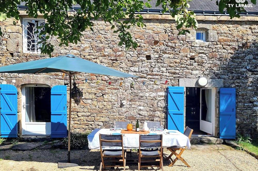 Romantic stone house in Brittany (Morbihan) for up to 8 people, near the coast in Locoal-Mendon, Côte des Mégalithes