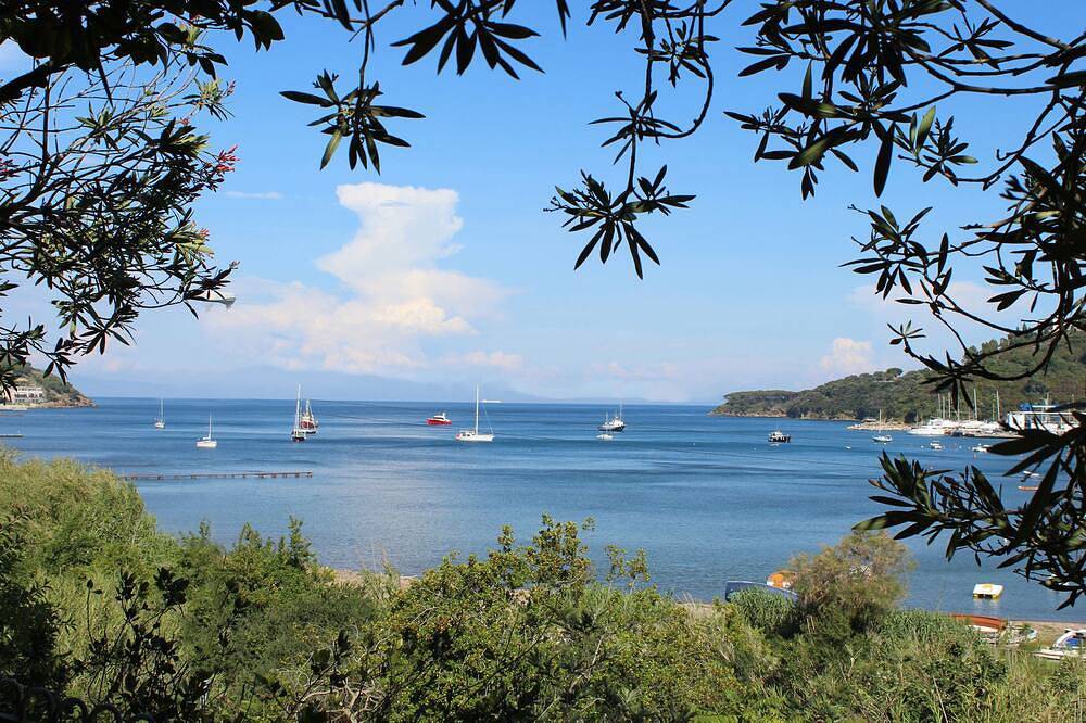 Villa 50 Meter Meer entfernt, privat Garten, Parkplatz, Klimaanlage, 5G-Internet in Cala di Mola, Naregno