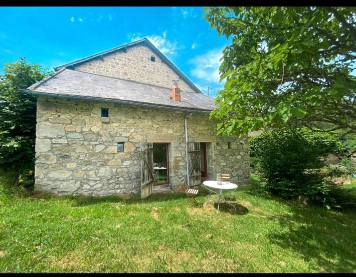 Location de vacances pour 3 personnes, avec jardin ainsi que vue et terrasse à Saint-Dizier-Leyrenne - 2