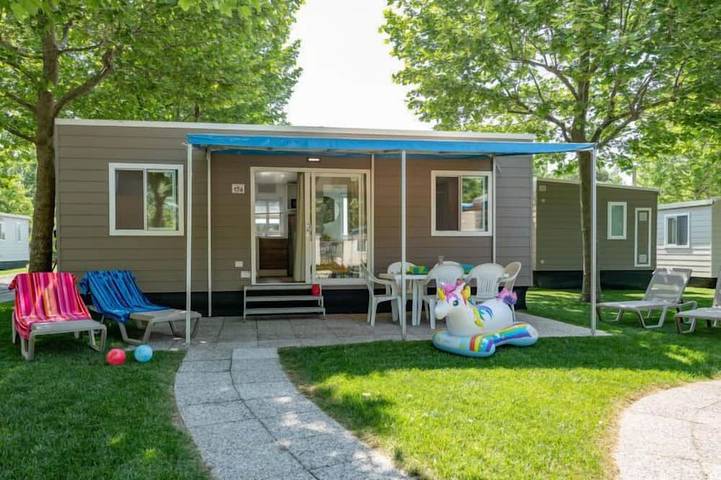 Ferienhaus für 7 Personen, mit Whirlpool und Kinderpool sowie Pool und Balkon/Terrasse