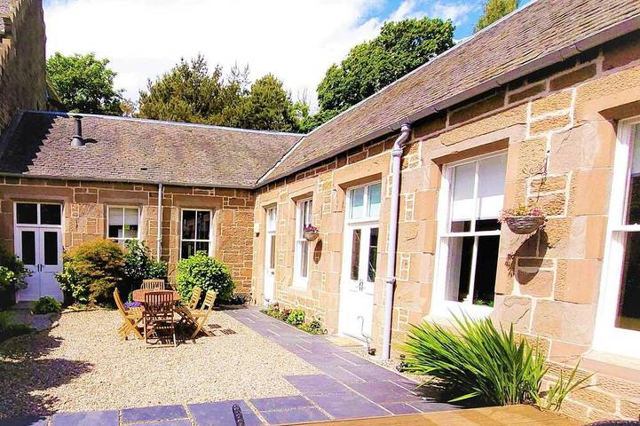 Log cabin for 6 people, with Terrace and Garden in Dundee