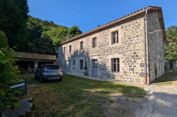 Gîte pour 10 personnes, avec jardin à Saint-Arcons-de-Barges