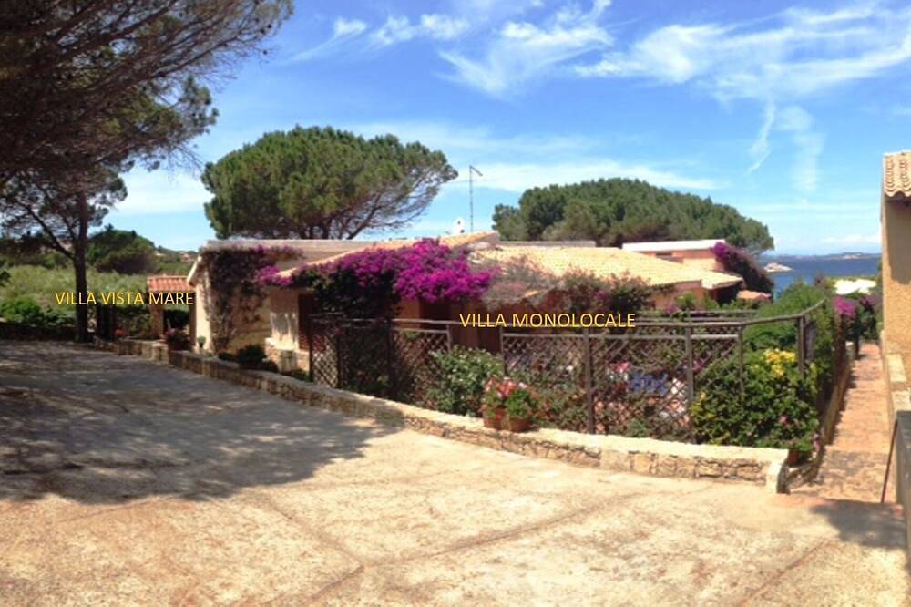 Posizione Unica - Bilocale  Con Giardino Fronte Mare in Cala Battistoni, Arzachena