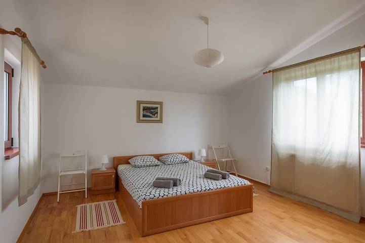 Large Relaxing Garden Retreat Close to the Centre, Beaches and Countryside in Pula-Medulin, Pula