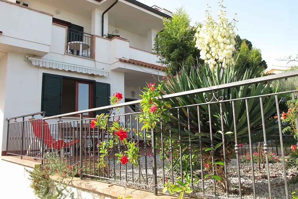Casa Margherita 2 - Doppelhaushälfte mit privatem Garten und Meerblick in Spiaggia Michelino, Parghelia