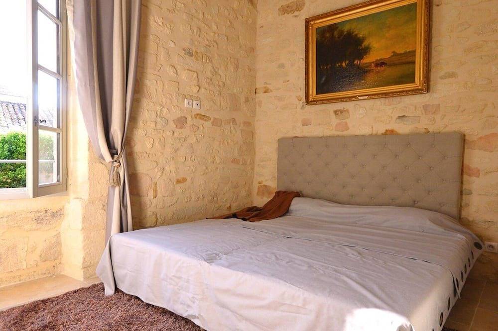 Centre historique: Maison 18ème avec cour et bassin. Prest. haut de gamme. 2 ch in Uzès, Région de Nîmes