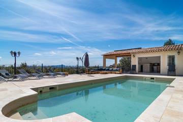 Gîte pour 8 personnes, avec jardin ainsi que piscine et terrasse à Moissac-Bellevue