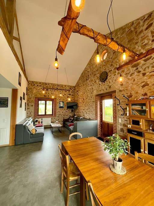 Location de vacances pour 14 personnes, avec Balcon ainsi que Terrasse et Vue à Saint-Marcel-de-Félines
