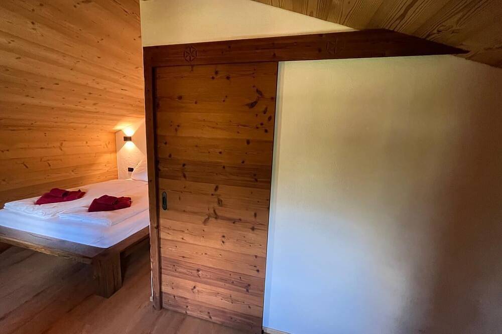 A Stunning Mountain Chalet with a Hot Tub and Alpine Views in Grindelwald in Schwendi b. Grindelwald, Grindelwald
