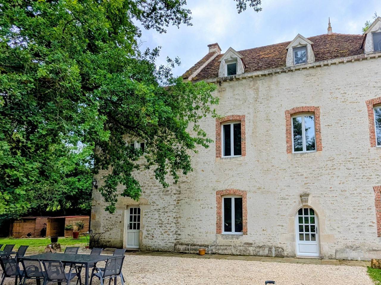 Maison spacieuse en pleine nature - 12 pers. in Courlon, Région de Dijon