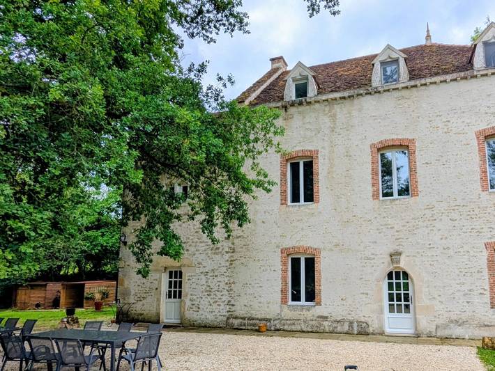 Gîte pour 12 personnes, avec Terrasse à Salives