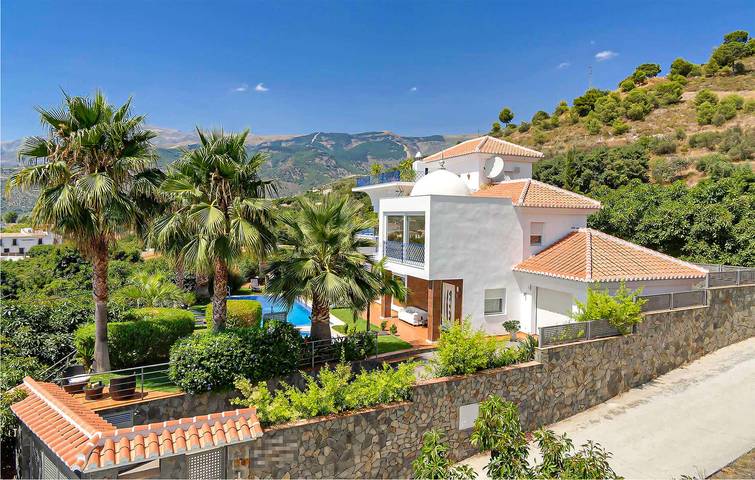 Apartamento con terraza junto a la piscina, aire acondicionado e Internet. in Canillas de Albaida, Provincia de Málaga