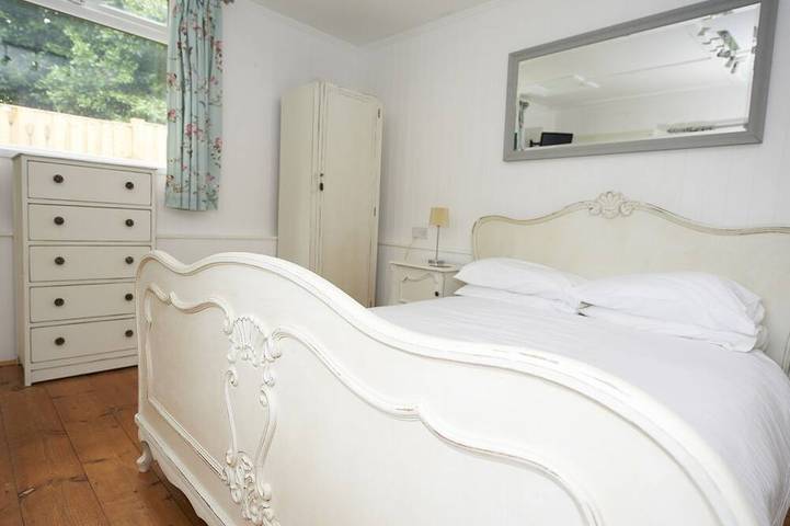 Holiday rental for 2 people, with garden and pool as well as terrace on the Isle of Wight