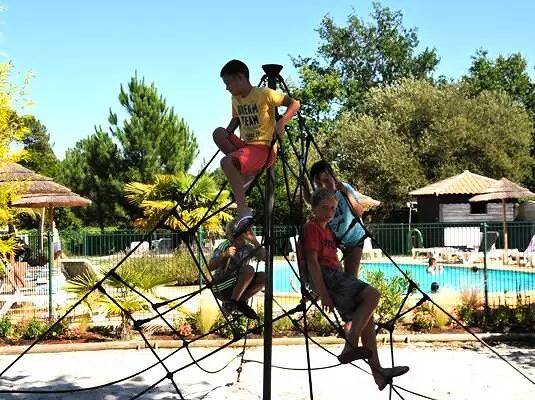 Camping für 4 Personen, mit Pool und Terrasse in Biscarrosse - 4