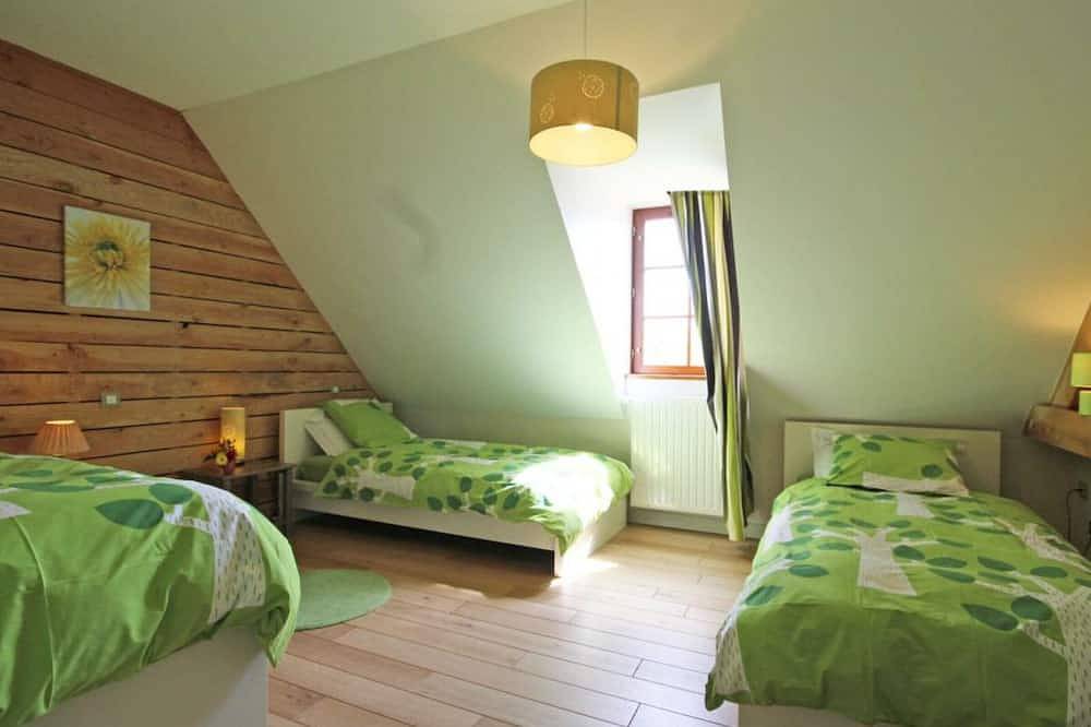 Gîte familial 12 pers., animaux acceptés, à l'orée de la forêt in Juvigny-sous-Andaine, Parc naturel régional Normandie-Maine