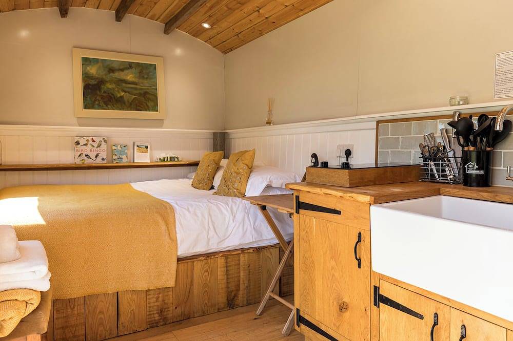 Aspen Leaves - Tranquil Shepherds Hut- Views of The South Downs National Park in East Lavington, South Downs