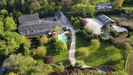 Chambre d’hôte pour 10 personnes, avec jardin ainsi que vue et piscine, adapté aux familles à Walcourt