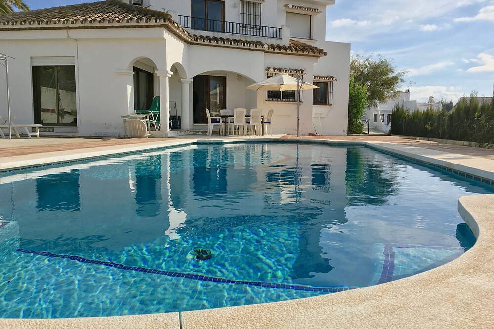Ruime, lichte villa: groot zwembad, 3 slaapkamers en 3 badkamers, uitzicht op zee in Hacienda Las Chapas, Marbella