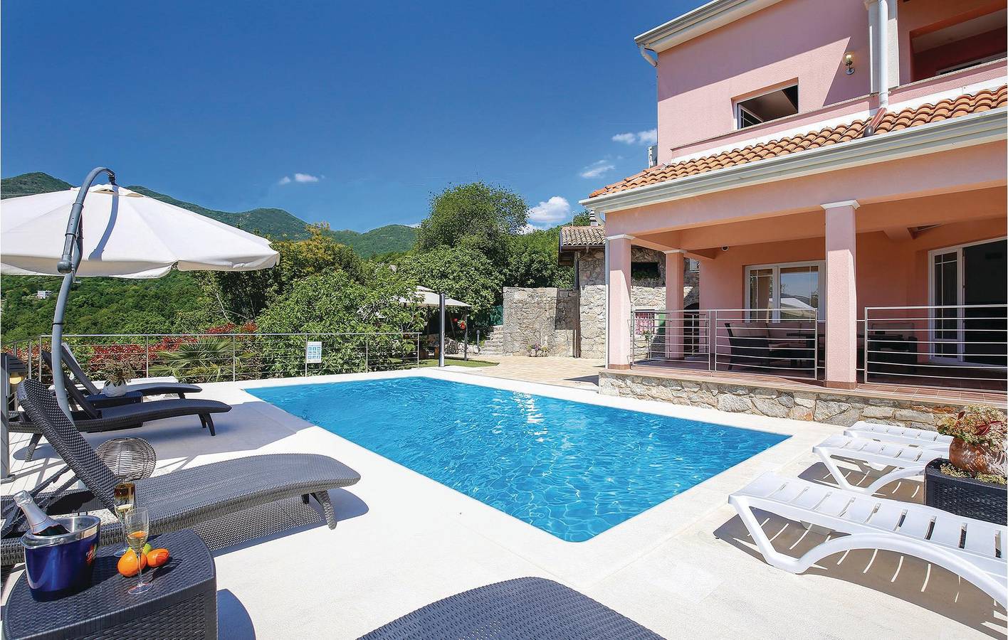 Casa vacanza a Kvarn a partire da 325€ a notte