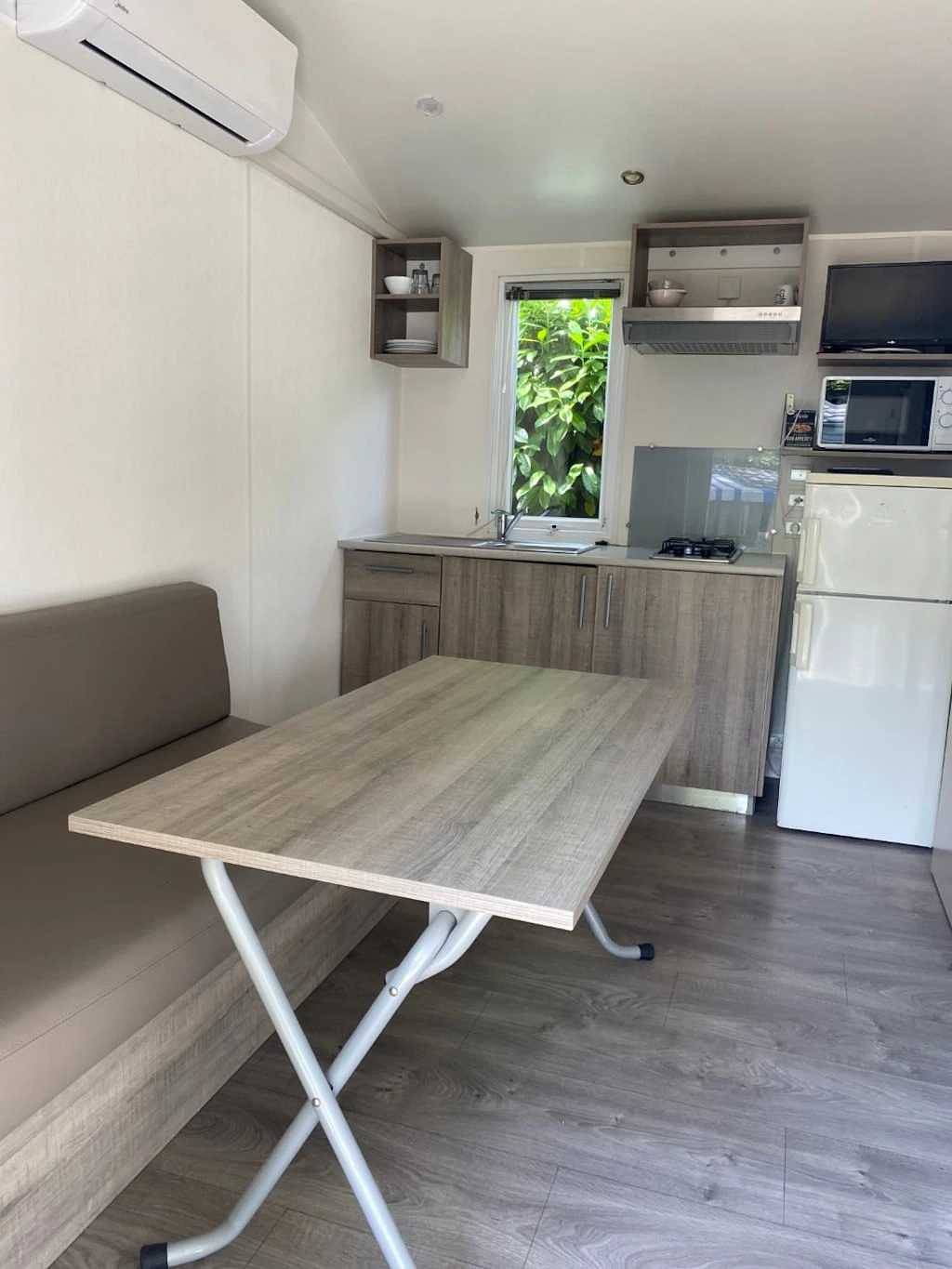 Zecamping 2* locatif Tv clim 20m2 2 pers in Angicourt, Oise