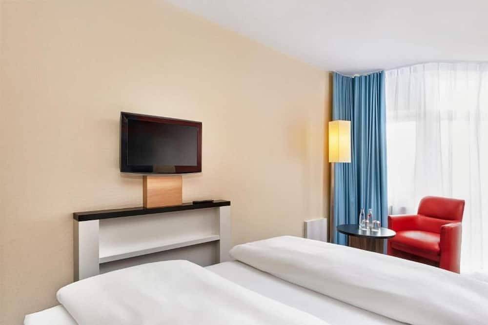 Ganze Wohnung, H+ Hotel Köln Brühl by Sunday Hotels Dreibettzimmer in Phantasialand, Brühl