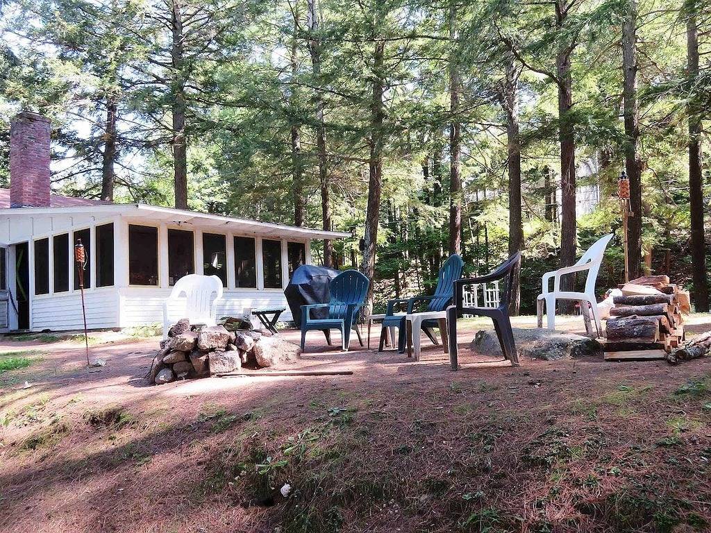 Waterfront camp on quiet part of Lake Winnisquam, dog-friendly, w/dock in Meredith (NH), Lake Winnipesaukee