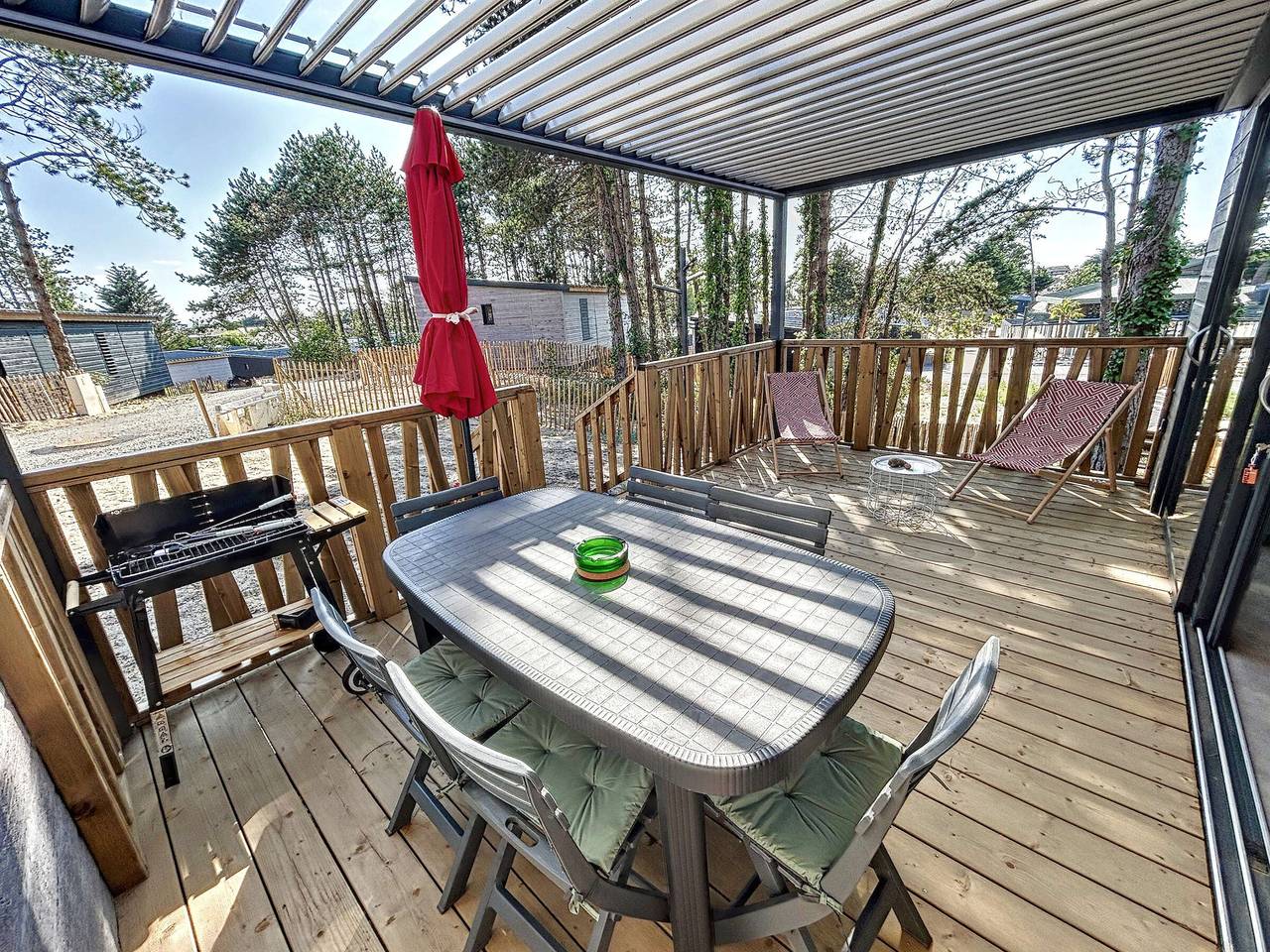 Chalet standing avec piscine chauffée, proche plage et commerces, équipé de Wifi - 6 couchages. in Jullouville, Côte de la Déroute