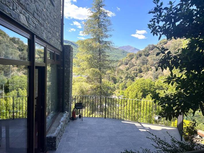 Apartamento para 10 personas, con Balcón y Terraza además de Jardín y Vistas en Sort 
