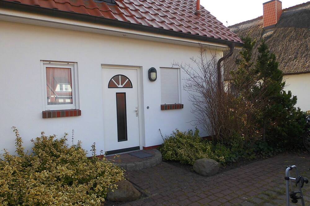 Entire apartment, Bright and friendly apartment for 4 p. With 2 bedrooms, terrace / garden in Zingst, Peninsula Fischland - Darss - Zingst