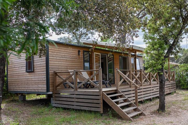 Camping voor 6 personen, with uitzicht op het meer and balkon/terras as well as terras in Le Muy
