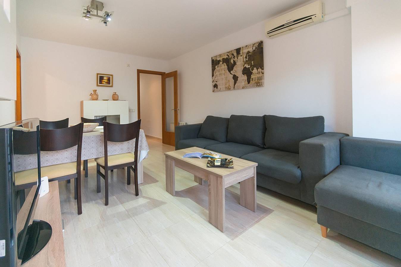 Entire apartment, Experience the charm in this apartment with all the comforts, spacious, with a pool and sunny terrace ☀️🌿 in Palamós, Costa Brava