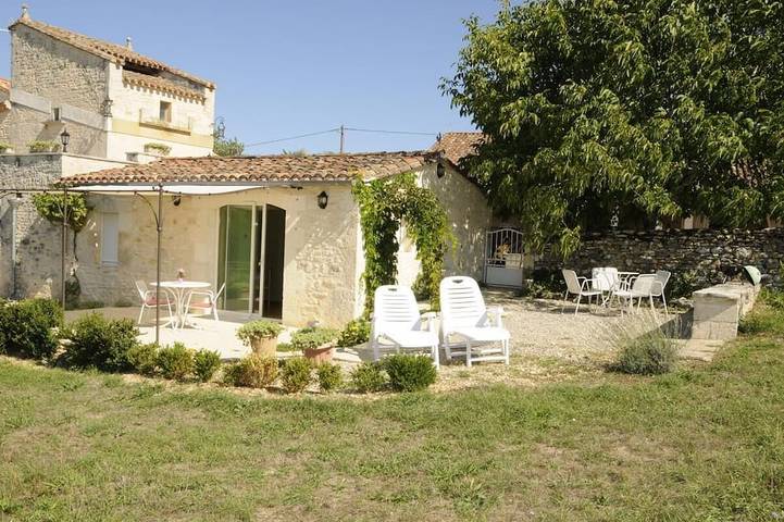 Gîte pour 2 personnes, avec jardin et piscine à Cremps