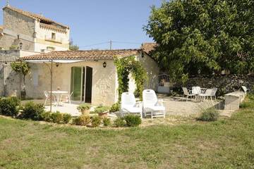 Location de vacances pour 2 personnes, avec piscine et jardin à Cremps