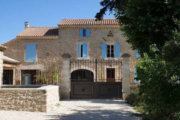 Location de vacances pour 13 personnes, avec jardin et terrasse à Colonzelle