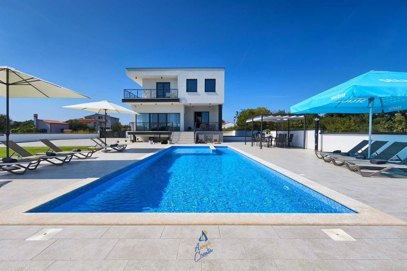 Modern 6-Br villa for 12+2 with pool close to Pula in Pula-Medulin, Pula