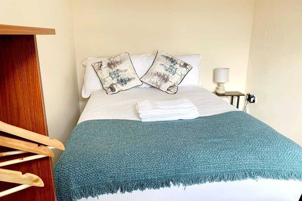 Entire apartment, Spacious 4Bed Home Near Woking Attractions & Nature suitable for family &friends in Woking, Surrey