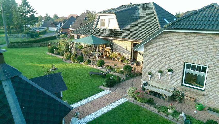 Ferienwohnung für 2 Personen, mit Terrasse und Garten sowie Seeblick und Ausblick